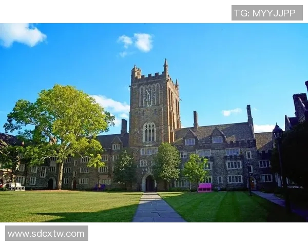 杜克大学与北卡罗来纳州大学的激烈对决揭示篮球传统与未来的碰撞 杜克大学与北卡罗来纳州大学的激烈对决揭示篮球传统与未来的碰撞