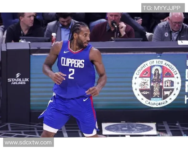 快船击败猛龙,莱昂纳德表现抢眼 快船击败猛龙,莱昂纳德表现抢眼