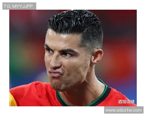 欧冠赛场惊现奇葩时刻球迷闯入抢夺C罗球衣引发热议